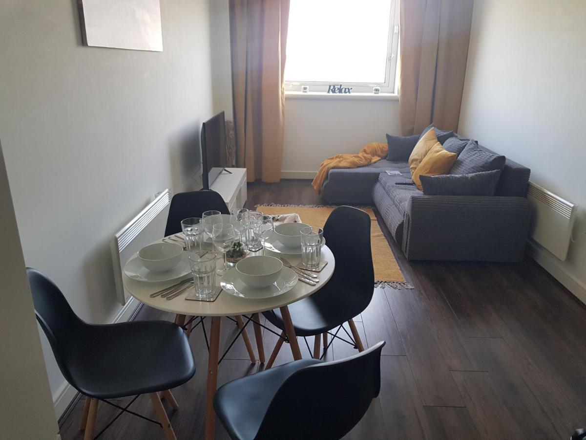 Spacious 1 Bed Relocation Apartment Free Parking, ブライアリー・ヒル エクステリア 写真
