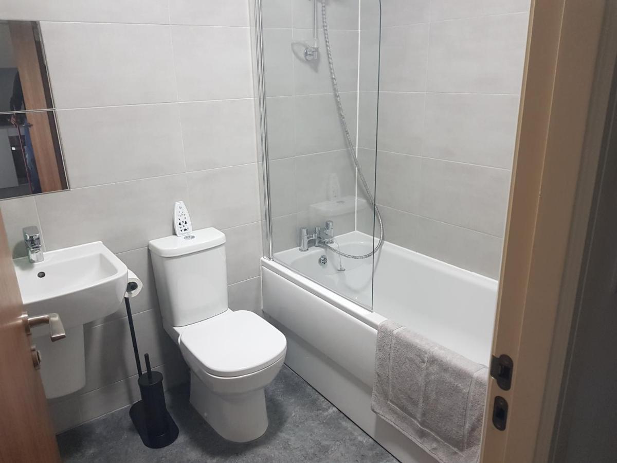 Spacious 1 Bed Relocation Apartment Free Parking, ブライアリー・ヒル エクステリア 写真