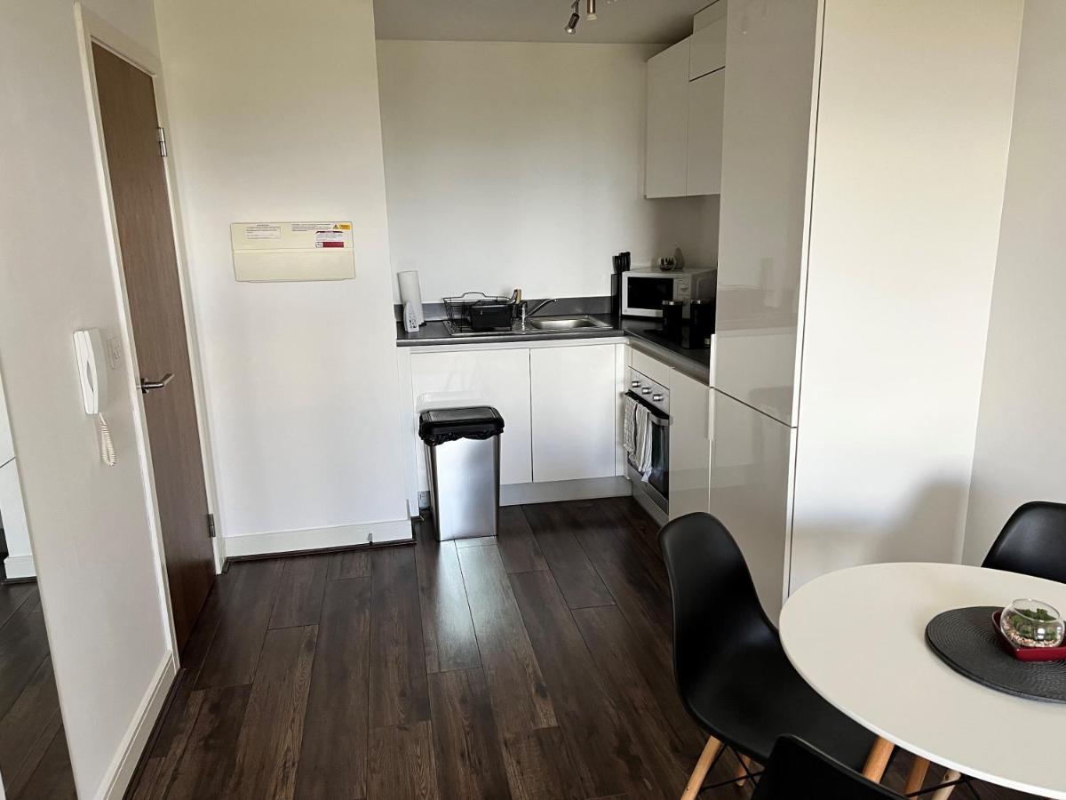 Spacious 1 Bed Relocation Apartment Free Parking, ブライアリー・ヒル エクステリア 写真