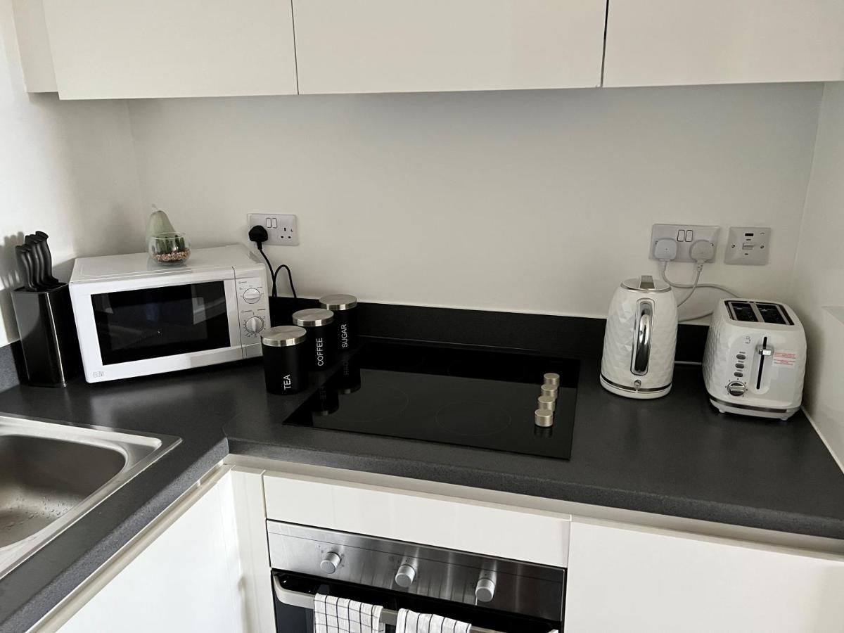 Spacious 1 Bed Relocation Apartment Free Parking, ブライアリー・ヒル エクステリア 写真