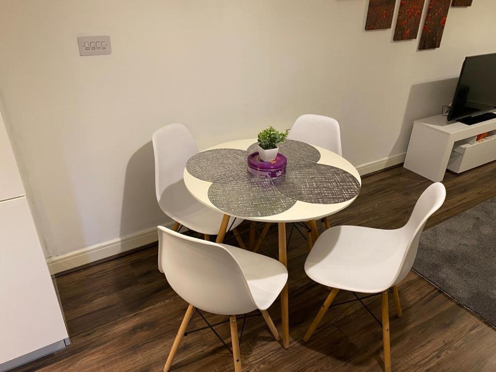 Spacious 1 Bed Relocation Apartment Free Parking, ブライアリー・ヒル エクステリア 写真