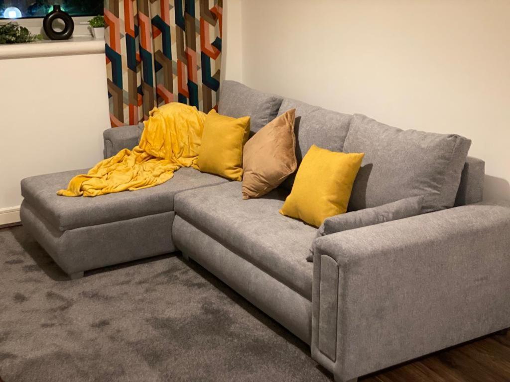 Spacious 1 Bed Relocation Apartment Free Parking, ブライアリー・ヒル エクステリア 写真