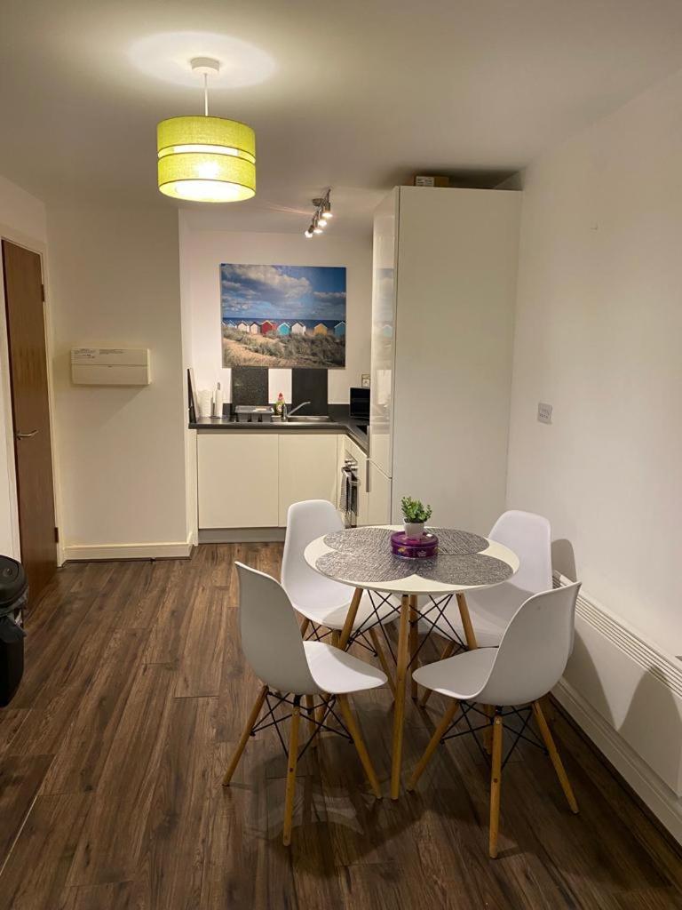Spacious 1 Bed Relocation Apartment Free Parking, ブライアリー・ヒル エクステリア 写真