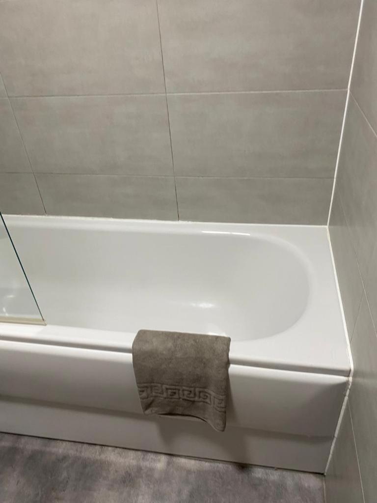 Spacious 1 Bed Relocation Apartment Free Parking, ブライアリー・ヒル エクステリア 写真